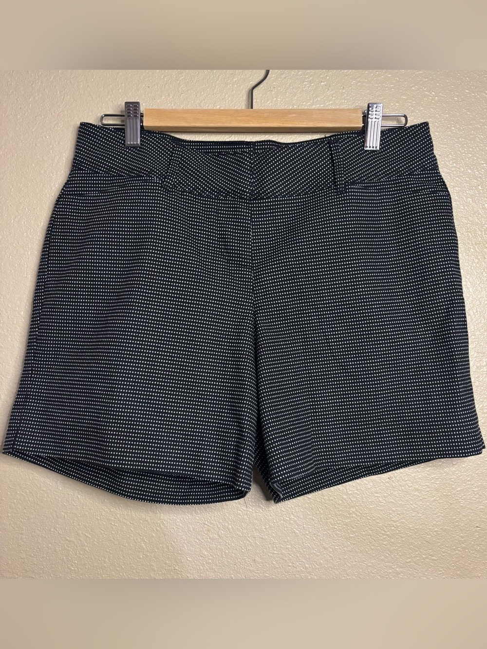 The Limited Shorts Womens Size 6 Black Flat Front Dotted Pin Dot Cotton Blend